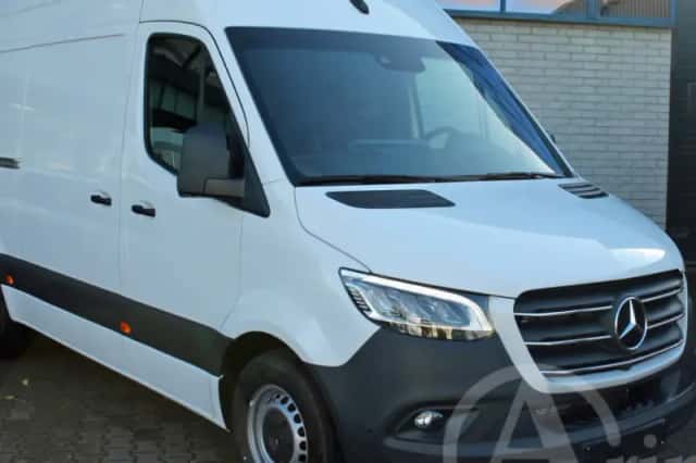 Mercedes-Benz Sprinter (2023) thumbnail 1