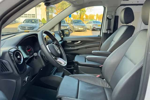 Mercedes-Benz Vito (2024) thumbnail 3