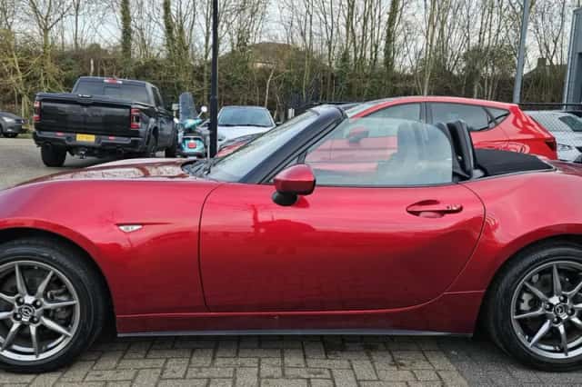 Mazda MX-5 (2023) thumbnail 2