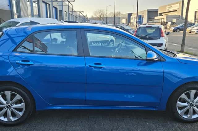 Kia Rio (2022) thumbnail 3
