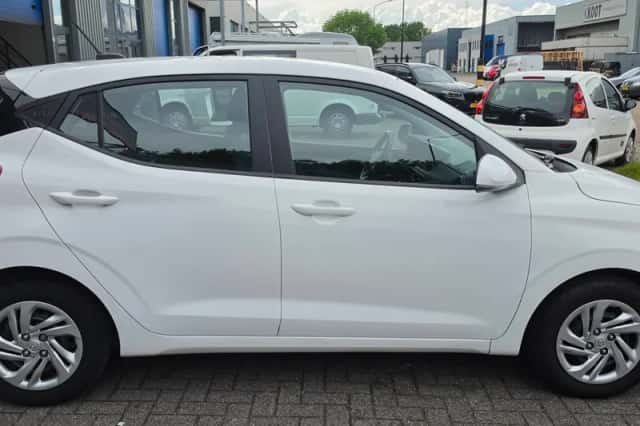 Hyundai i10 (2022) thumbnail 3