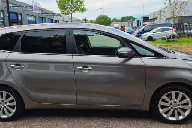 Kia Carens (2016) thumbnail 3