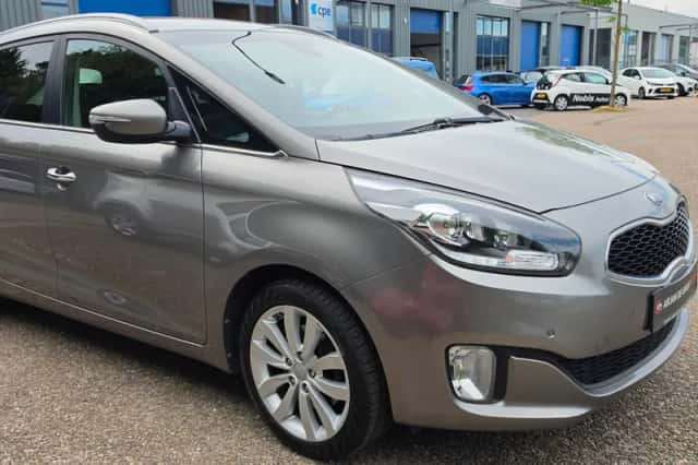 Kia Carens (2016) thumbnail 4