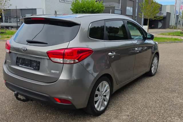 Kia Carens (2016) thumbnail 5
