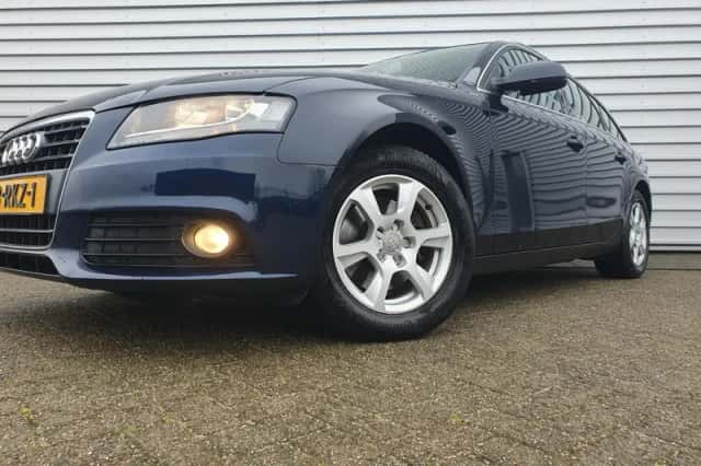 Audi A4 (2011) thumbnail 4