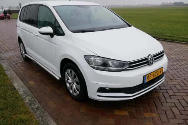 Volkswagen Touran (2017) thumbnail 1