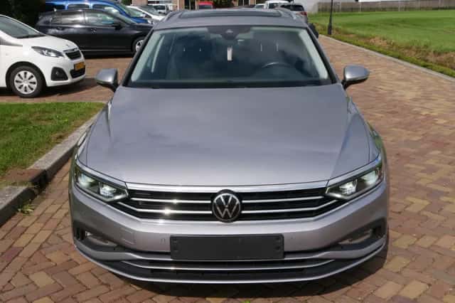 Volkswagen Passat (2023) thumbnail 3