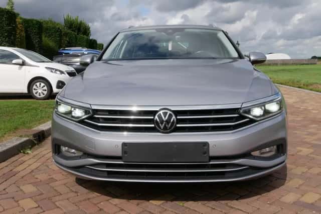 Volkswagen Passat (2023) thumbnail 4