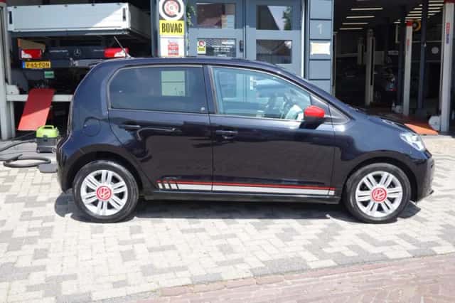 Volkswagen Up! (2017) thumbnail 3