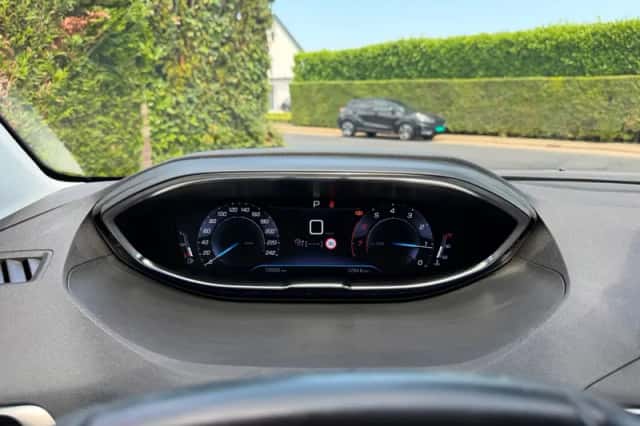 Peugeot 3008 (2019) thumbnail 6