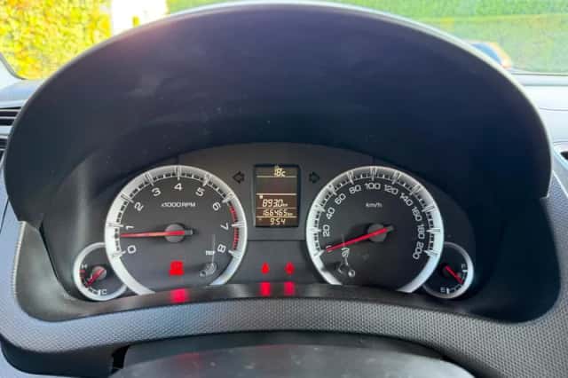 Suzuki Swift (2015) thumbnail 5