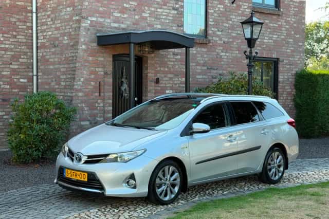 Toyota Auris (2013) thumbnail 1
