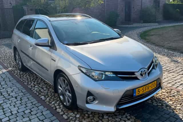 Toyota Auris (2013) thumbnail 3