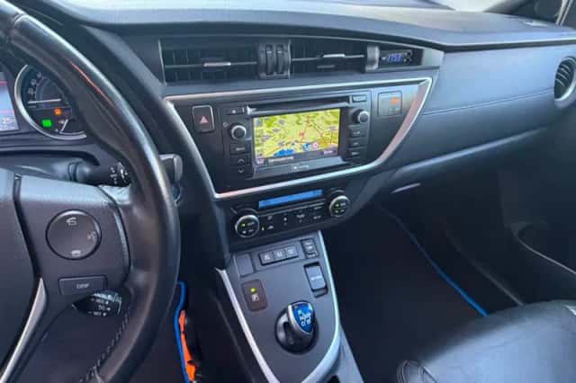 Toyota Auris (2013) thumbnail 5