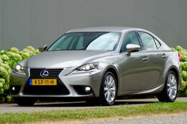 Lexus IS (2016) thumbnail 1