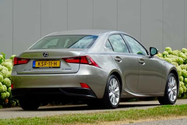 Lexus IS (2016) thumbnail 2