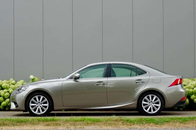 Lexus IS (2016) thumbnail 5