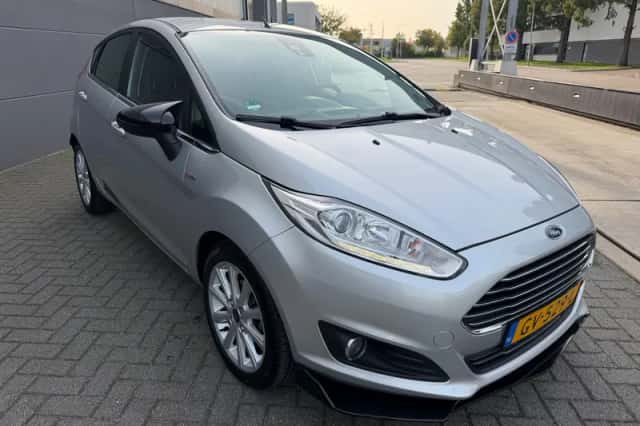 Ford Fiesta (2015) thumbnail 3
