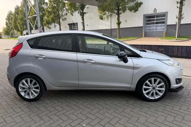 Ford Fiesta (2015) thumbnail 4