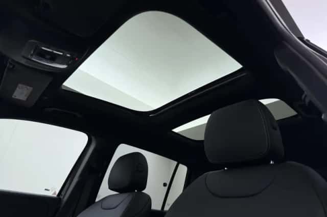 Mercedes-Benz EQB (2025) thumbnail 4