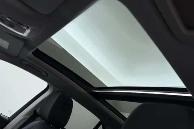 Mercedes-Benz GLE (2026) thumbnail 6
