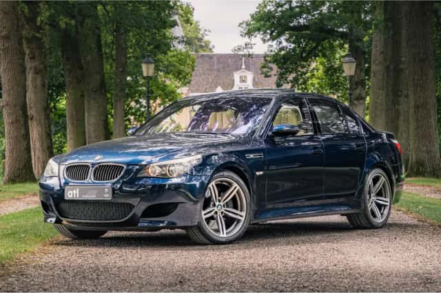 BMW M5 (2010) thumbnail 1