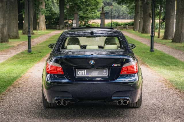 BMW M5 (2010) thumbnail 3