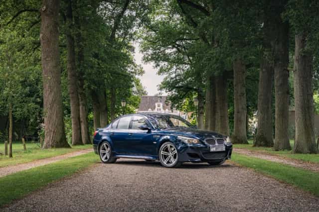 BMW M5 (2010) thumbnail 5