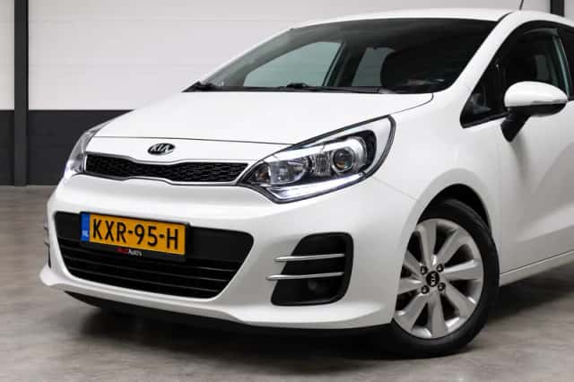 Kia Rio (2015) thumbnail 2