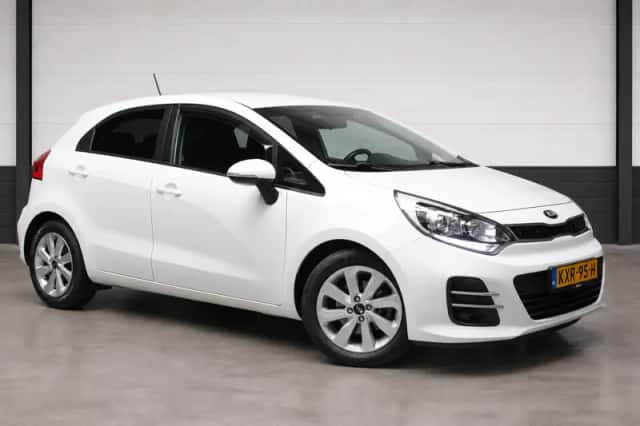 Kia Rio (2015) thumbnail 3