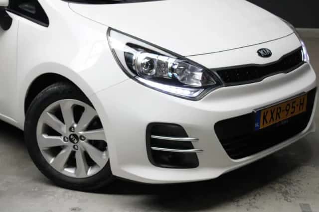 Kia Rio (2015) thumbnail 4