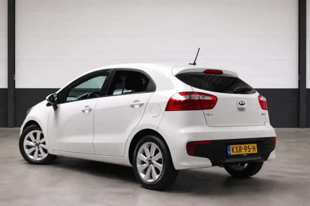 Kia Rio (2015) thumbnail 6