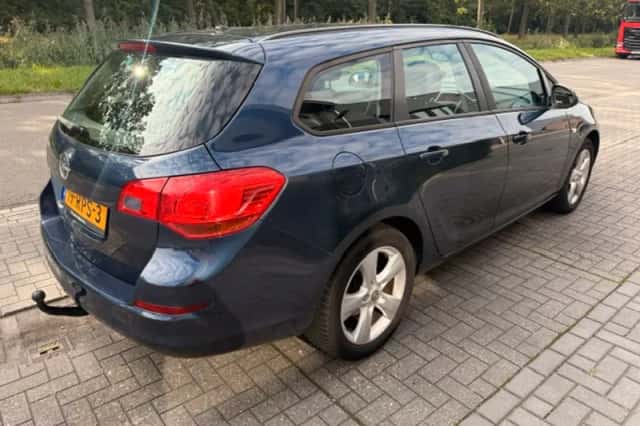 Opel Astra Sports Tourer (2011) thumbnail 5