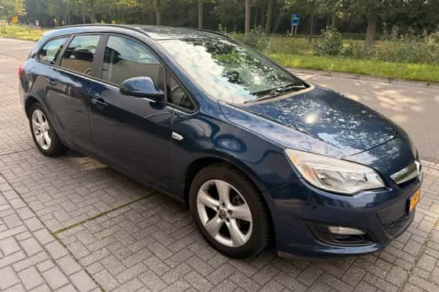 Opel Astra Sports Tourer (2011) thumbnail 6
