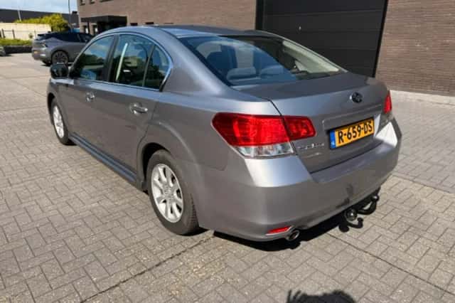 Subaru Legacy (2010) thumbnail 3