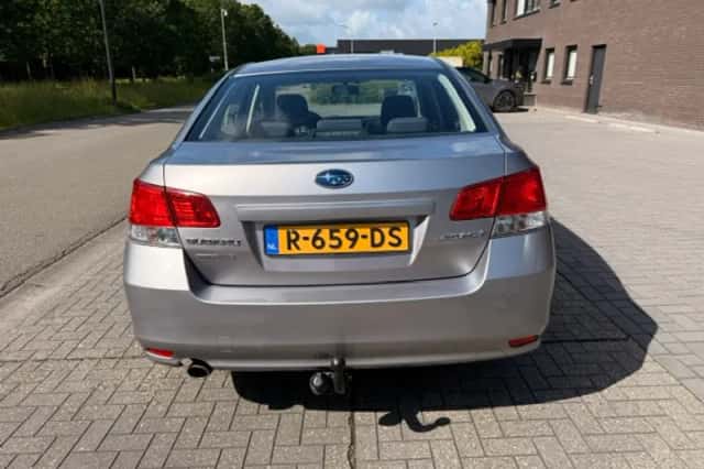 Subaru Legacy (2010) thumbnail 4