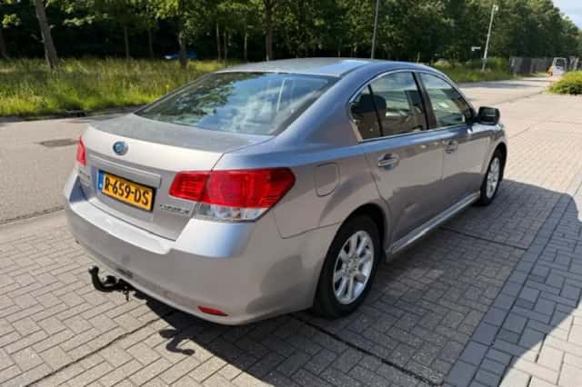 Subaru Legacy (2010) thumbnail 5