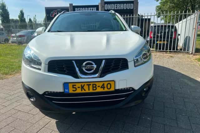 Nissan Qashqai (2010) thumbnail 3