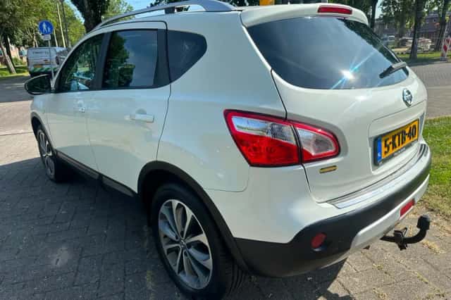 Nissan Qashqai (2010) thumbnail 4