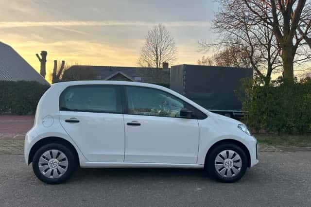 Volkswagen Up! (2017) thumbnail 4