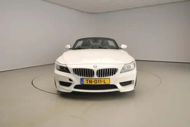 BMW Z4 (2010) thumbnail 5