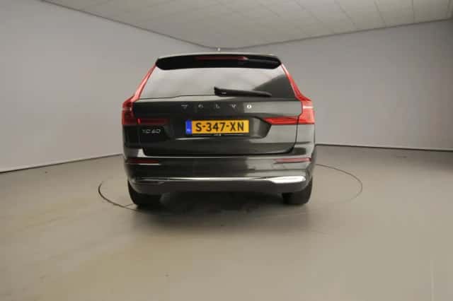 Volvo XC60 (2022) thumbnail 3