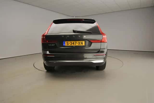 Volvo XC60 (2022) thumbnail 3