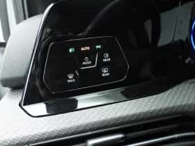 Volkswagen Golf (2024) thumbnail 36