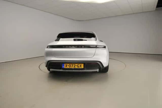 Porsche Taycan (2022) thumbnail 3
