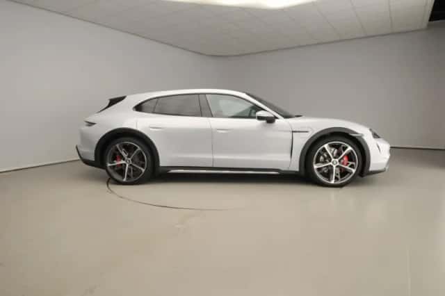 Porsche Taycan (2022) thumbnail 4
