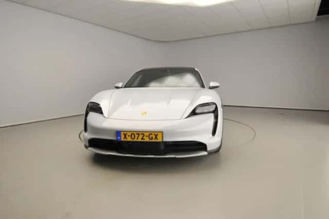 Porsche Taycan (2022) thumbnail 5