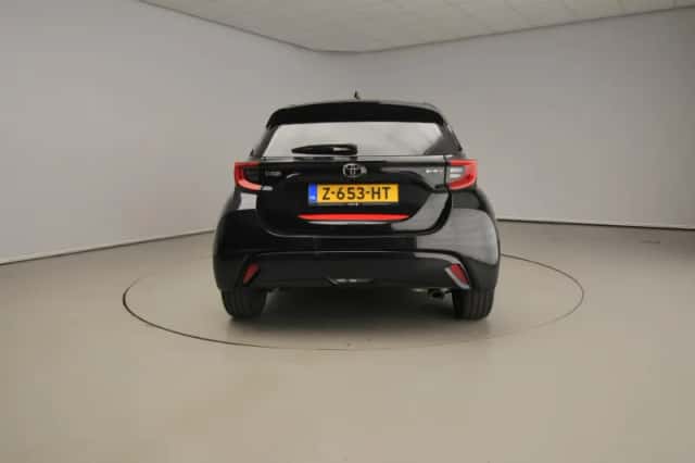 Toyota Yaris (2024) thumbnail 3