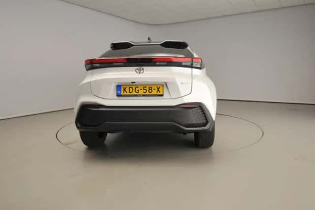 Toyota C-HR (2024) thumbnail 3