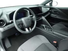 Toyota C-HR (2024) thumbnail 6